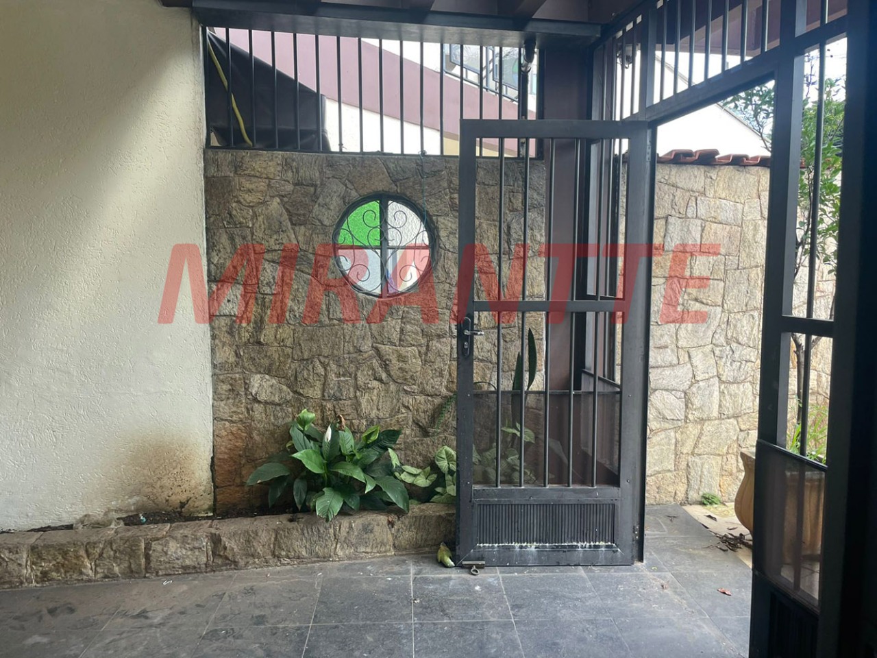 Sobrado de 281m² com 4 quartos em Água Fria