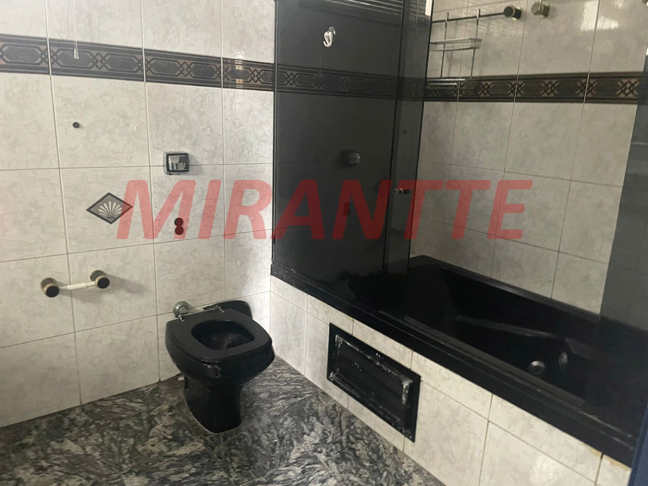 Sobrado de 281m² com 4 quartos em Água Fria