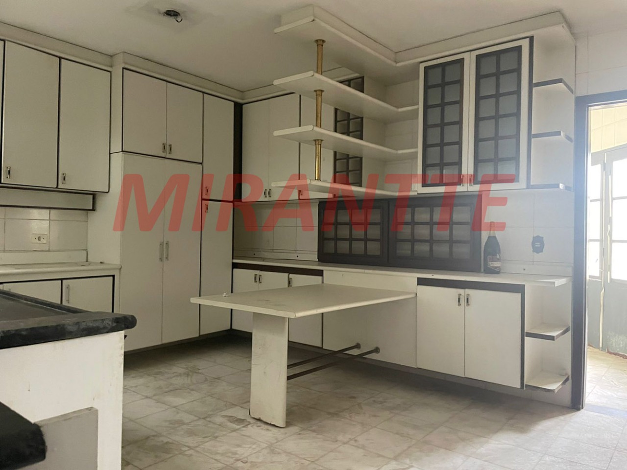 Sobrado de 281m² com 4 quartos em Água Fria