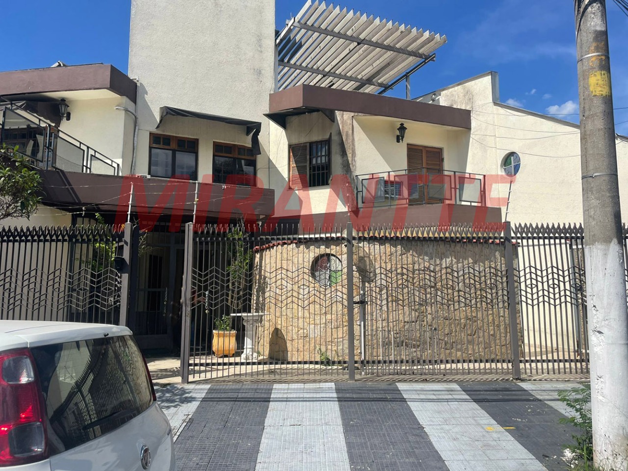 Sobrado de 281m² com 4 quartos em Água Fria