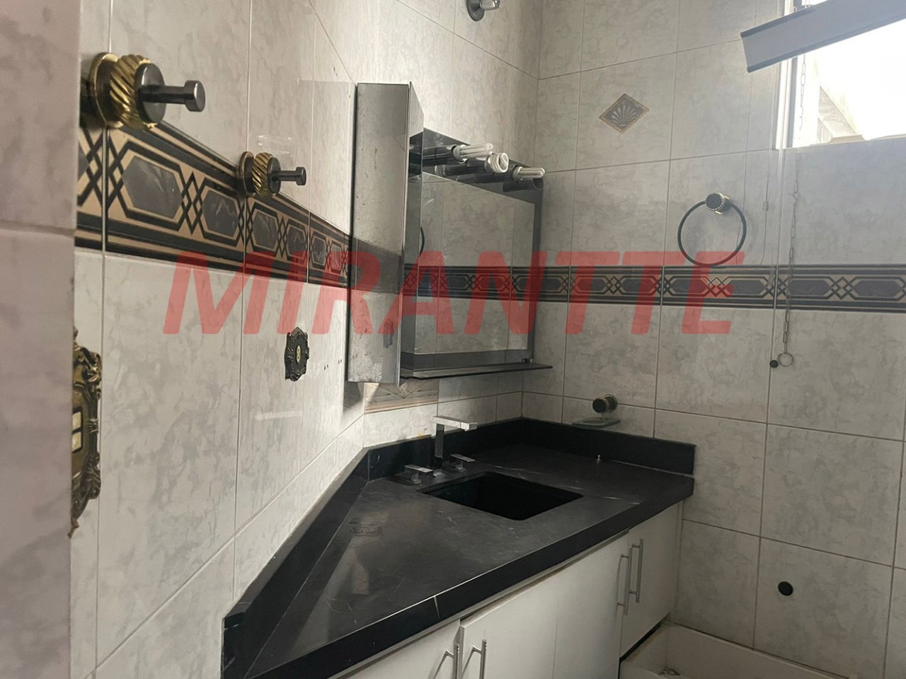Sobrado de 281m² com 4 quartos em Água Fria