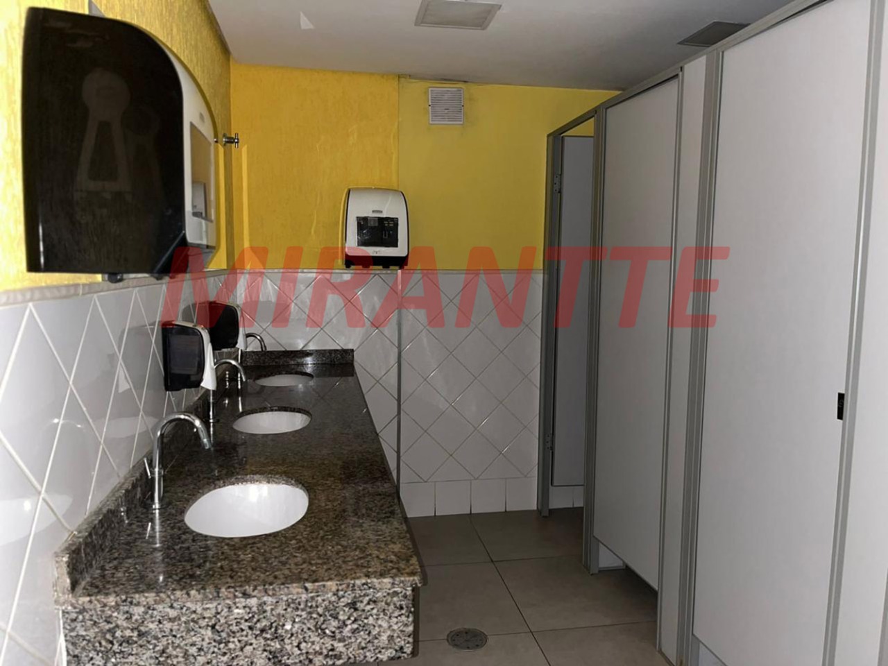 Comercial de 1071m² em Santana