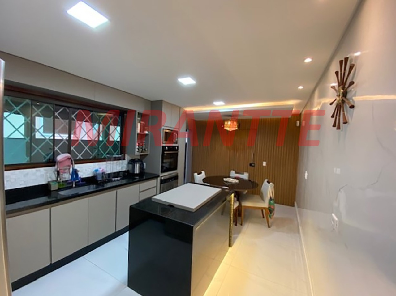 Sobrado de 200m² com 3 quartos em Vila Baruel