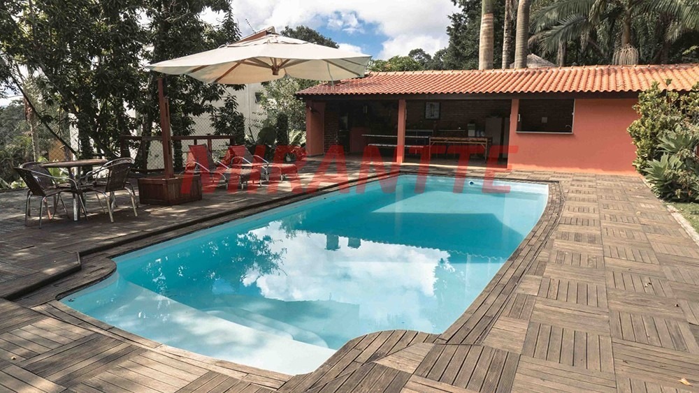 Cond. fechado de 317m² com 3 quartos em Roseira