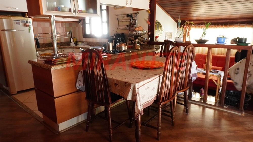 Cond. fechado de 317m² com 3 quartos em Roseira
