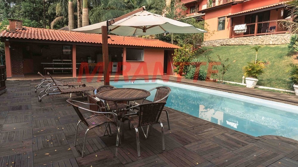 Cond. fechado de 317m² com 3 quartos em Roseira