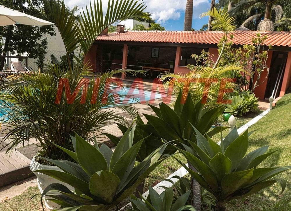 Cond. fechado de 317m² com 3 quartos em Roseira