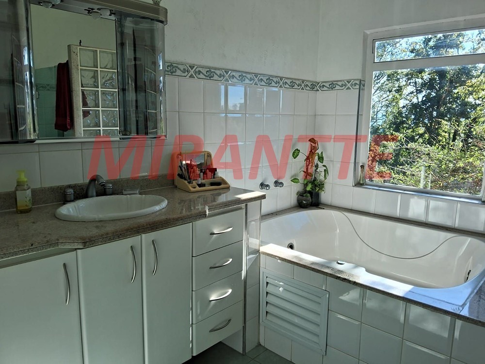 Cond. fechado de 317m² com 3 quartos em Roseira