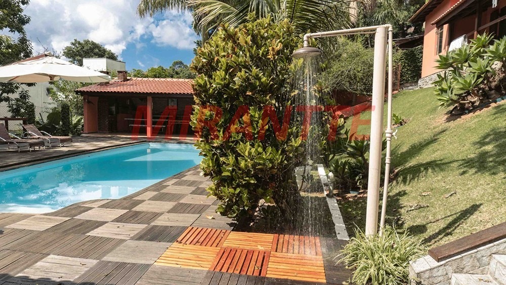 Cond. fechado de 317m² com 3 quartos em Roseira