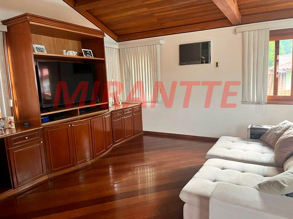 Cond. fechado de 310m² com 3 quartos em Tremembe