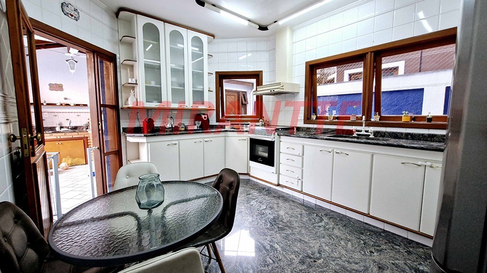 Cond. fechado de 310m² com 3 quartos em Tremembe