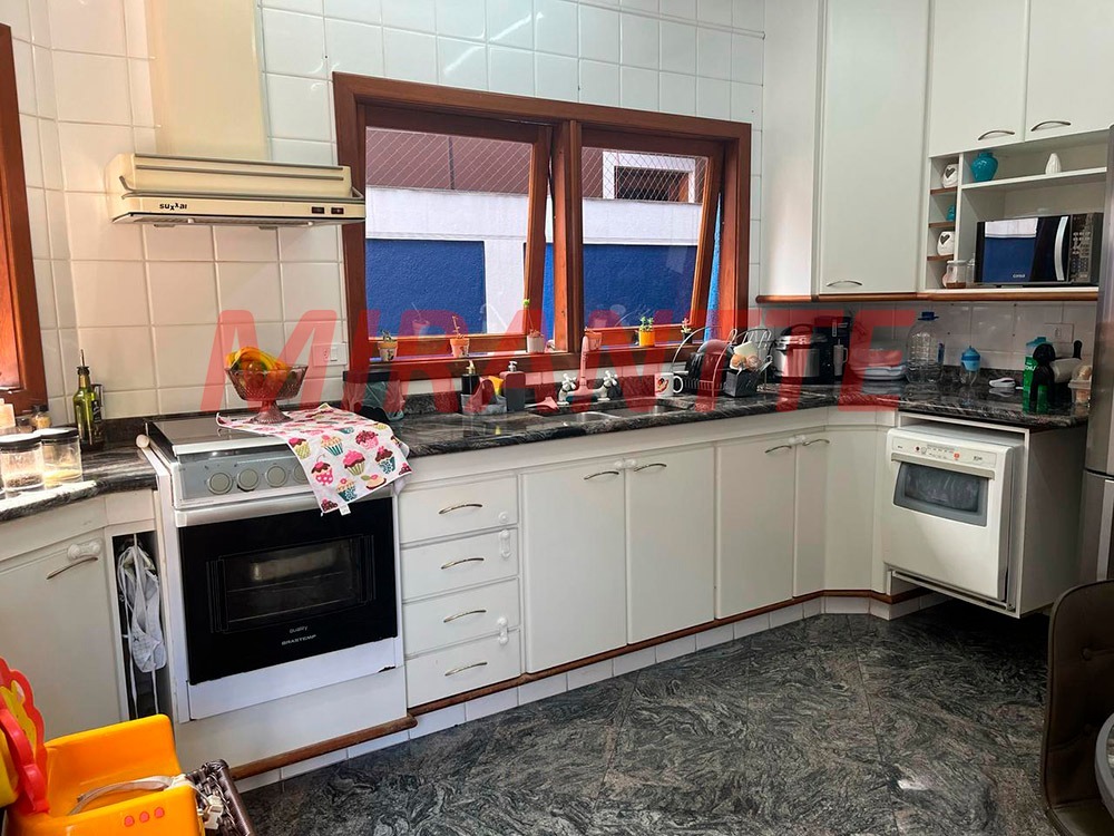 Cond. fechado de 310m² com 3 quartos em Tremembe
