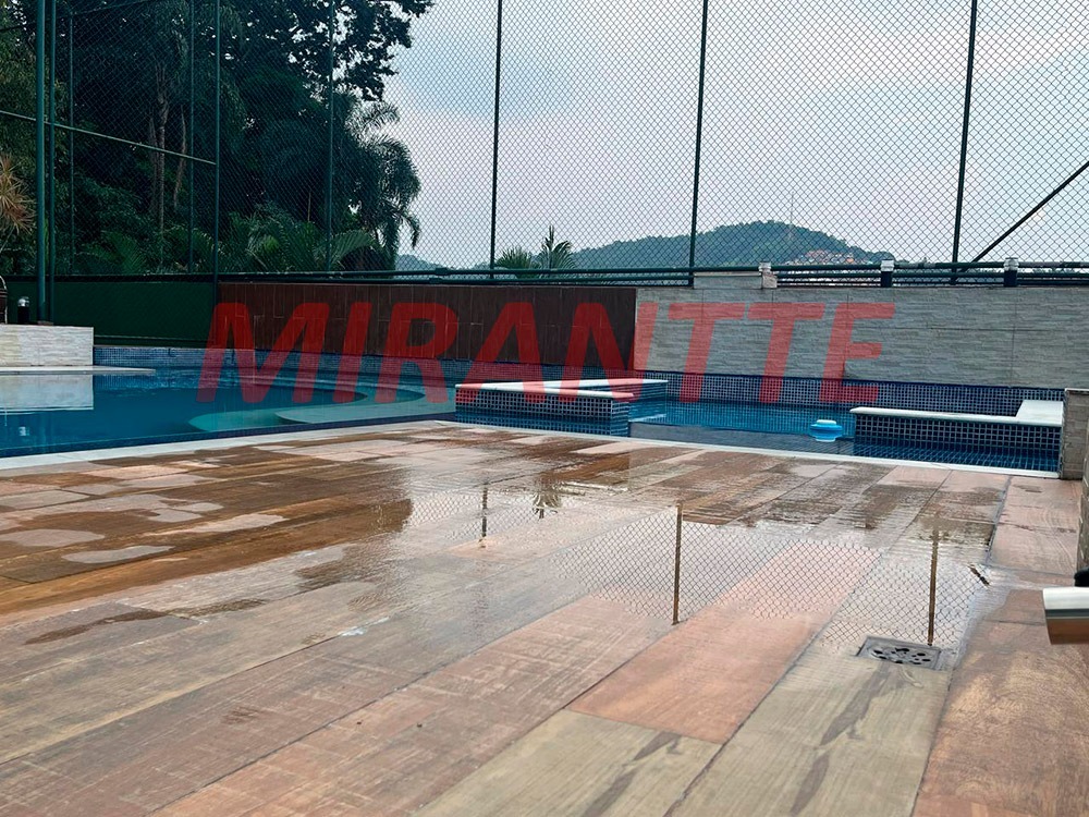 Cond. fechado de 310m² com 3 quartos em Tremembe
