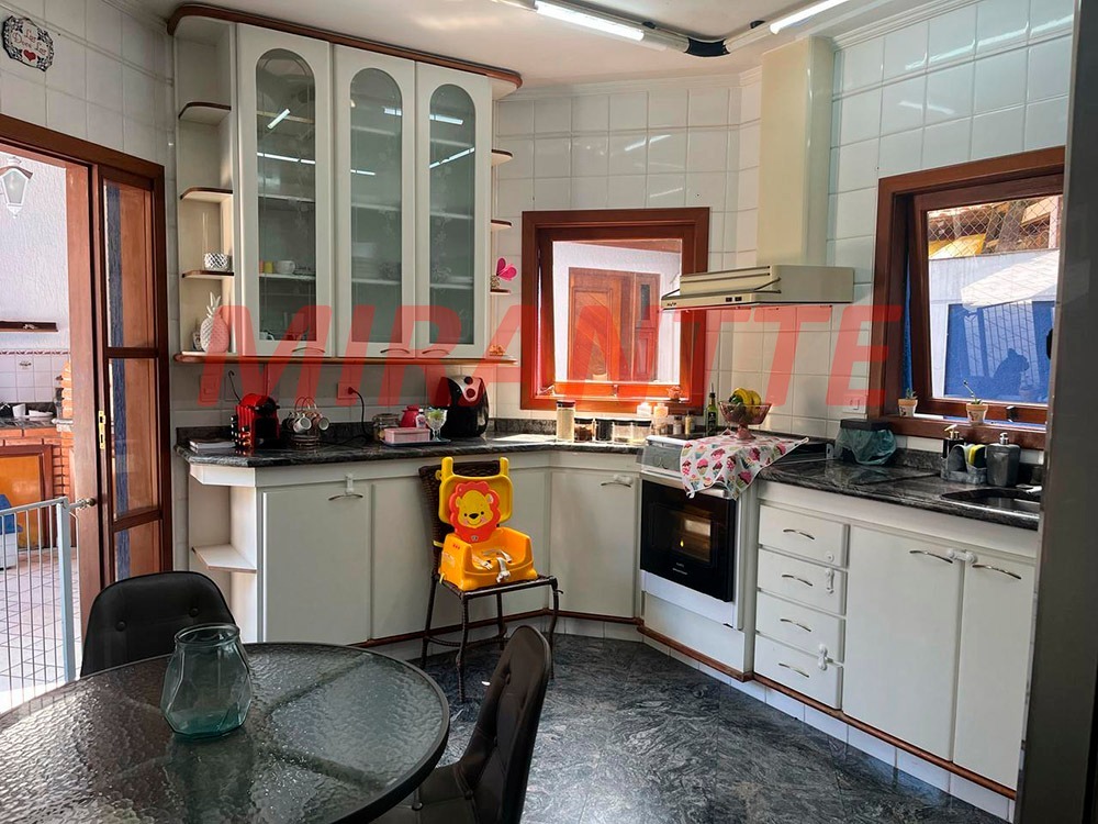Cond. fechado de 310m² com 3 quartos em Tremembe