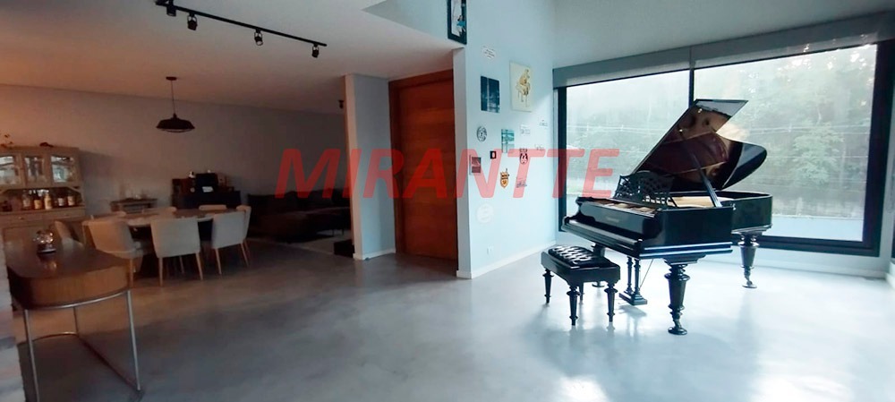 Cond. fechado de 317m² com 3 quartos em Serra da Cantareira
