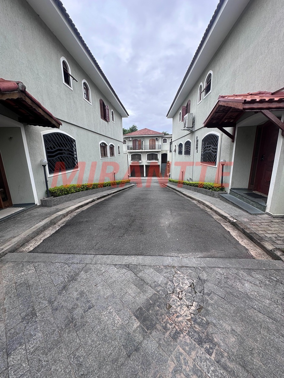 Cond. fechado de 235m² com 3 quartos em Santa Teresinha