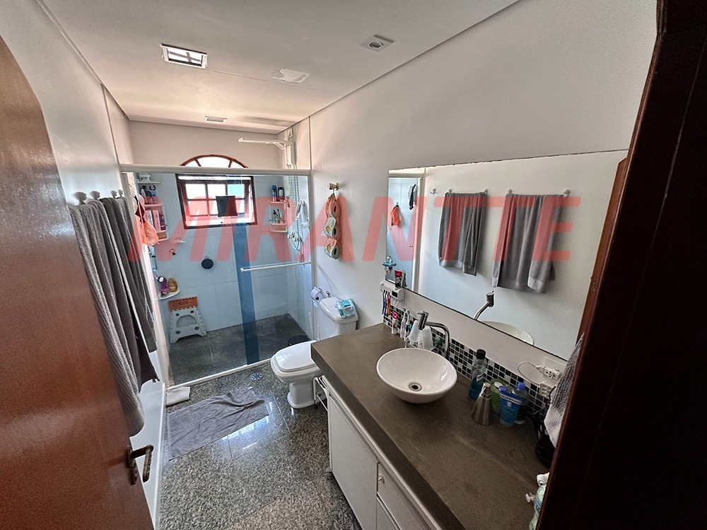 Cond. fechado de 235m² com 3 quartos em Santa Teresinha