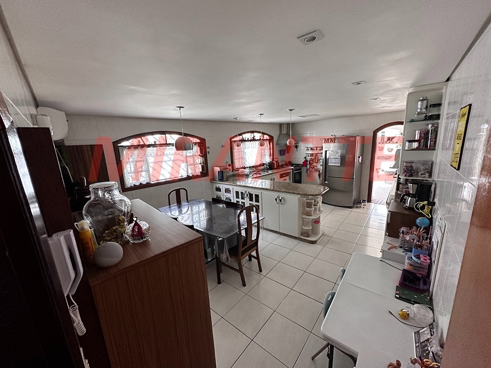 Cond. fechado de 235m² com 3 quartos em Santa Teresinha