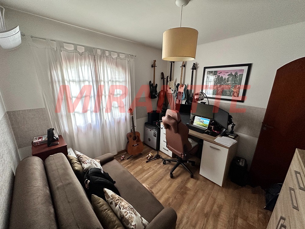 Cond. fechado de 235m² com 3 quartos em Santa Teresinha