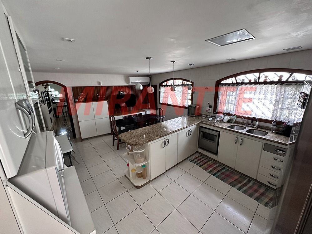 Cond. fechado de 235m² com 3 quartos em Santa Teresinha