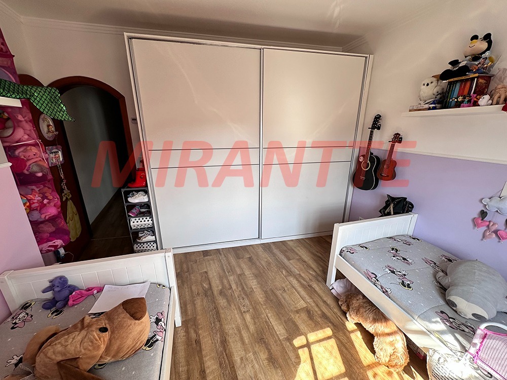 Cond. fechado de 235m² com 3 quartos em Santa Teresinha