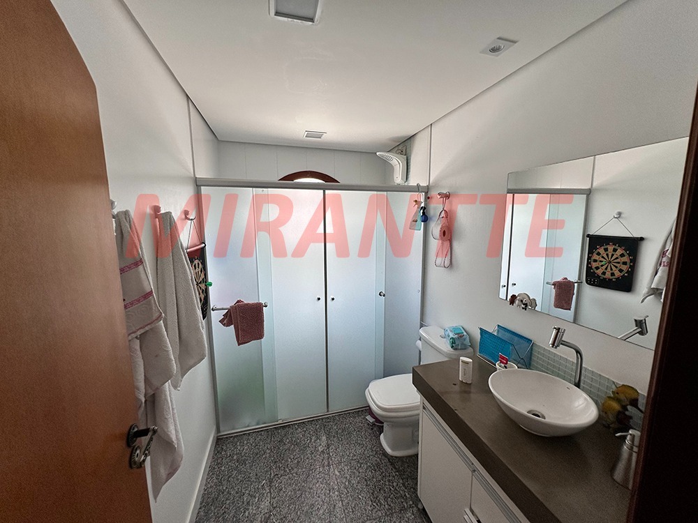 Cond. fechado de 235m² com 3 quartos em Santa Teresinha