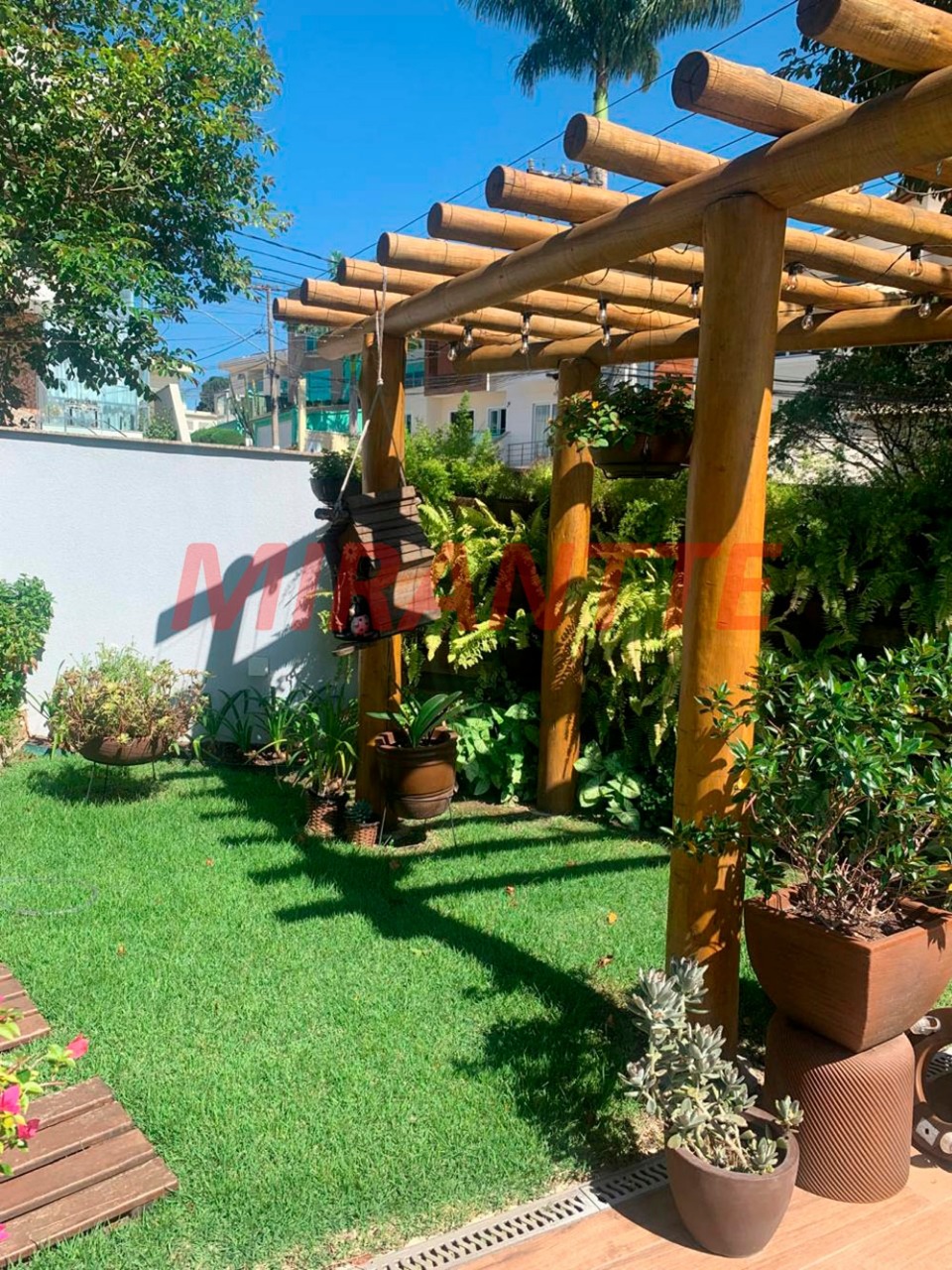 Cond. fechado de 283.9m² com 4 quartos em Horto Florestal