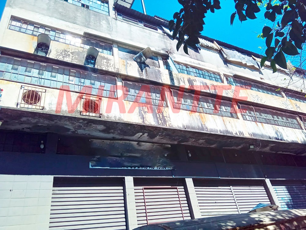 Comercial de 2200m² em Jardim Peri