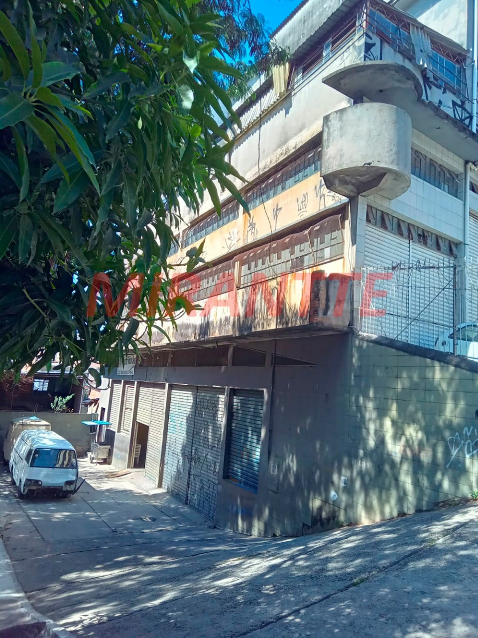 Comercial de 2200m² em Jardim Peri