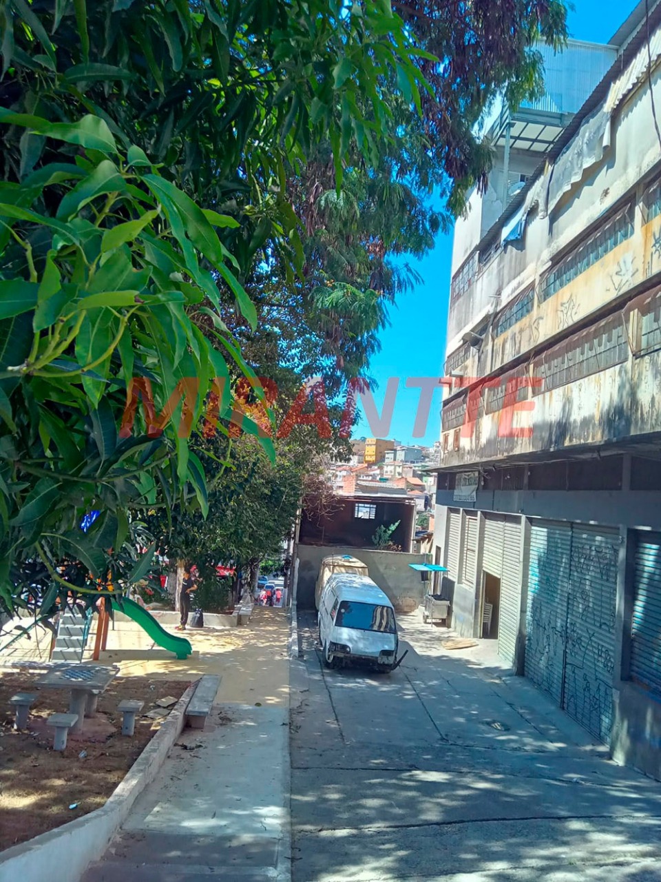 Comercial de 2200m² em Jardim Peri