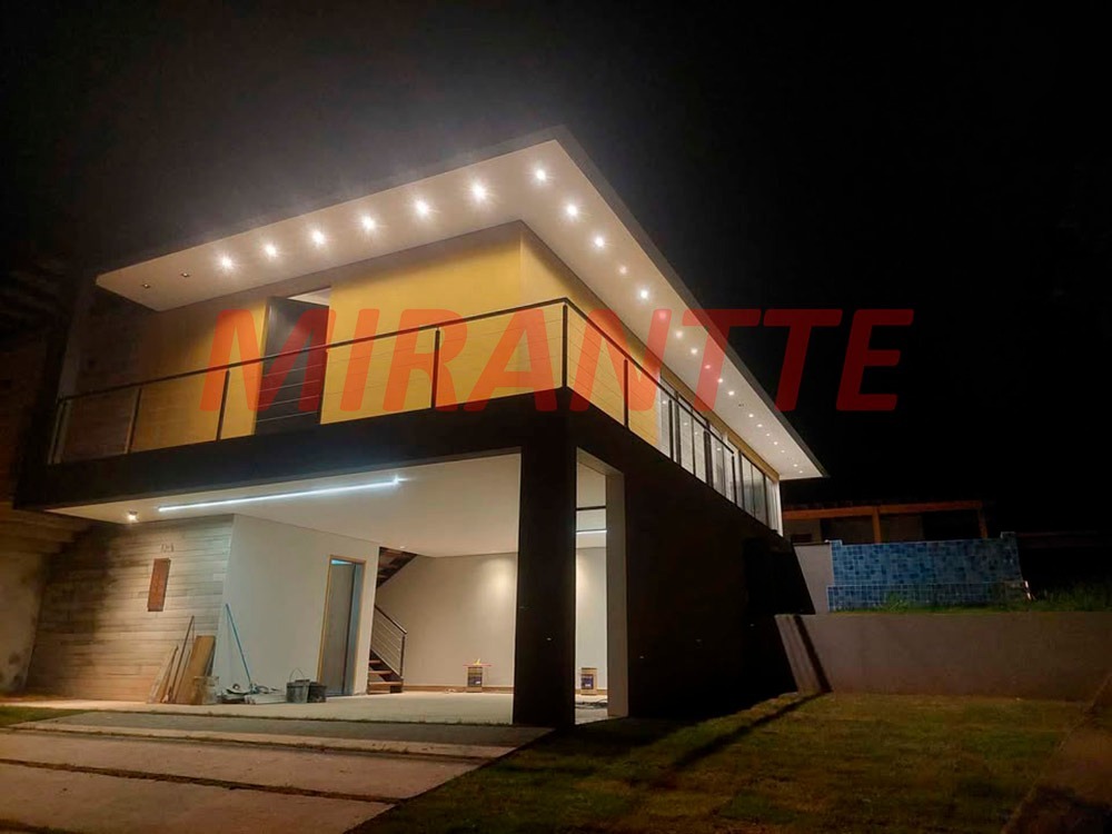 Cond. fechado de 168m² com 3 quartos em Centro