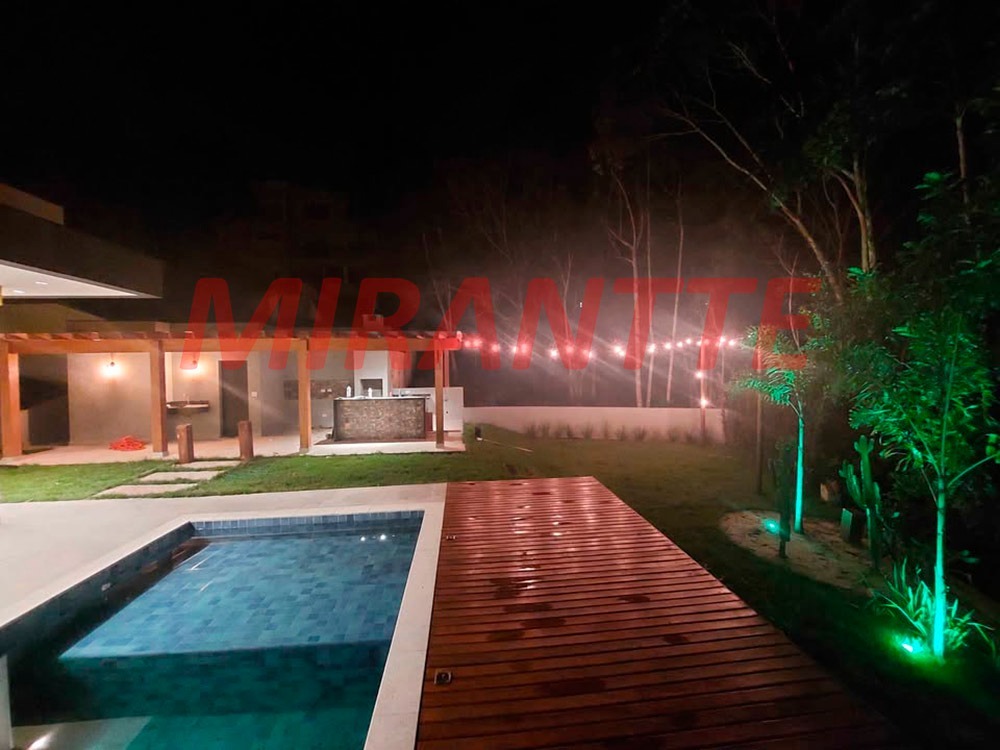 Cond. fechado de 168m² com 3 quartos em Centro
