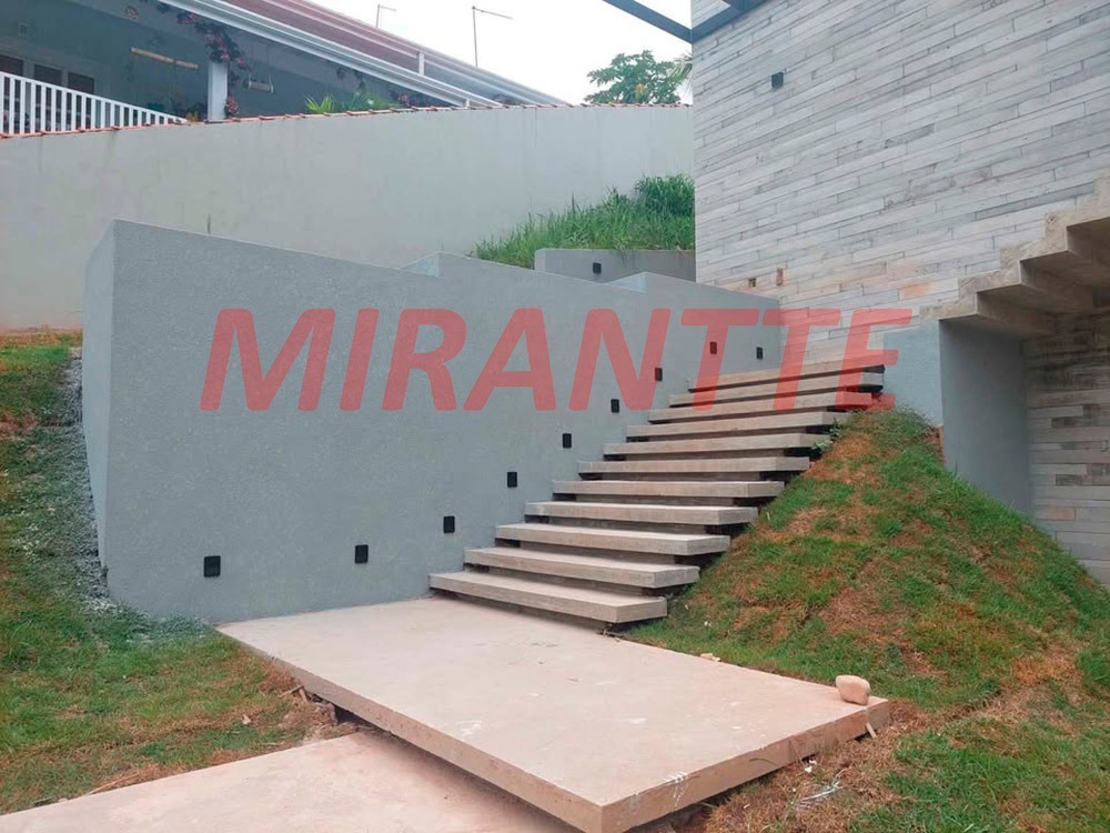 Cond. fechado de 168m² com 3 quartos em Centro