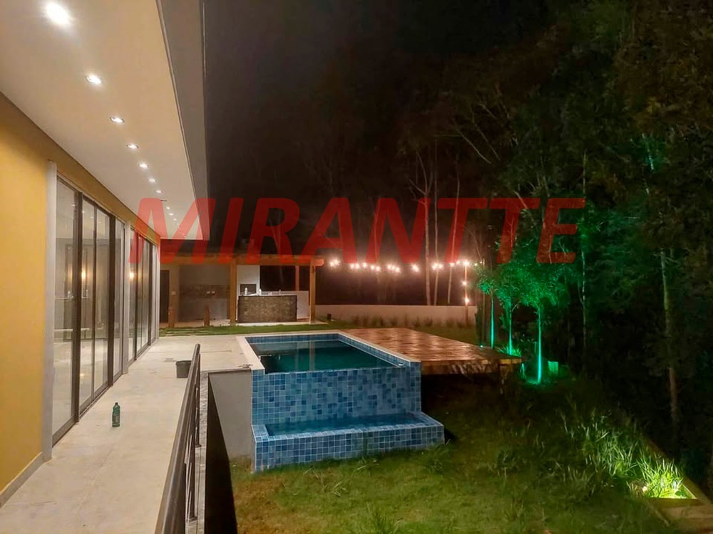 Cond. fechado de 168m² com 3 quartos em Centro