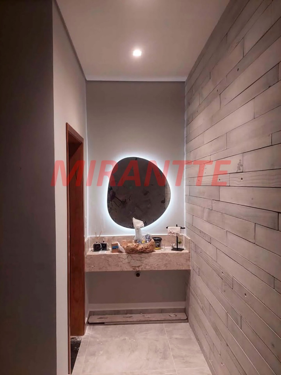 Cond. fechado de 168m² com 3 quartos em Centro