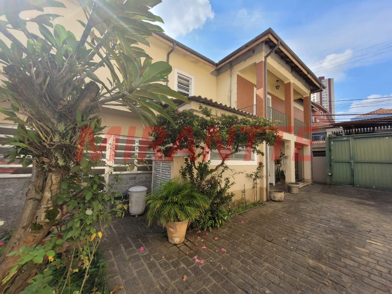 Sobrado de 305m² com 5 quartos em Santa Teresinha