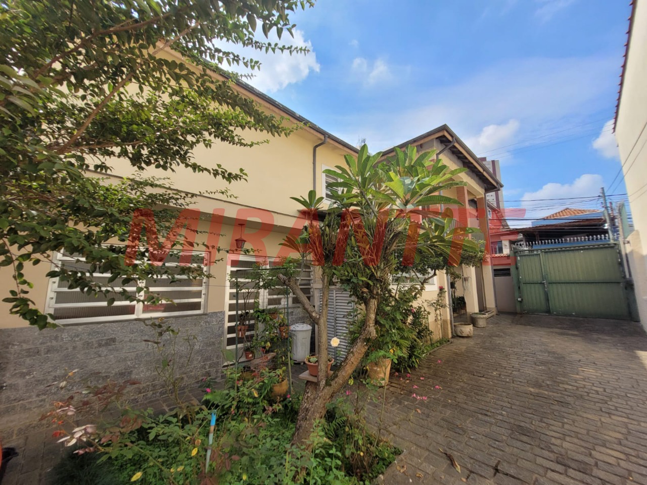 Sobrado de 305m² com 5 quartos em Santa Teresinha