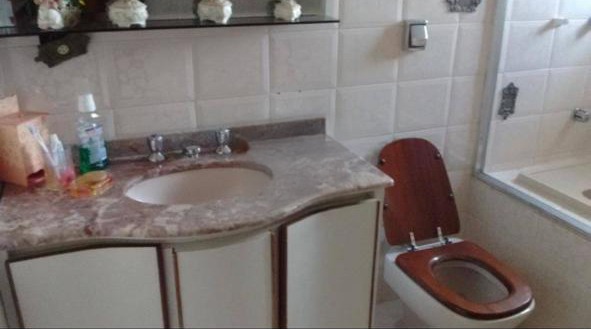 Sobrado de 380m² com 4 quartos em Jardim Marilú