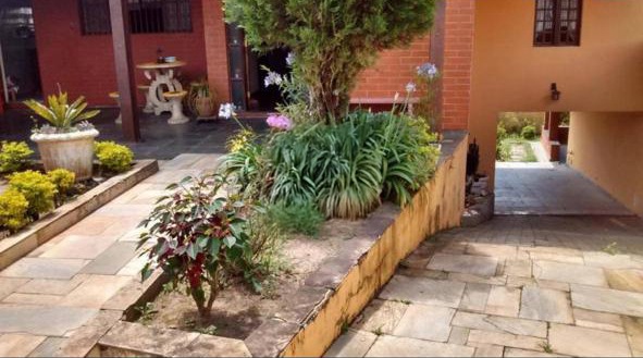 Sobrado de 380m² com 4 quartos em Jardim Marilú
