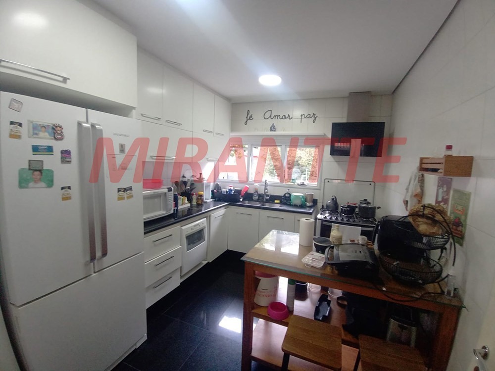 Cond. fechado de 300m² com 4 quartos em Tremembe