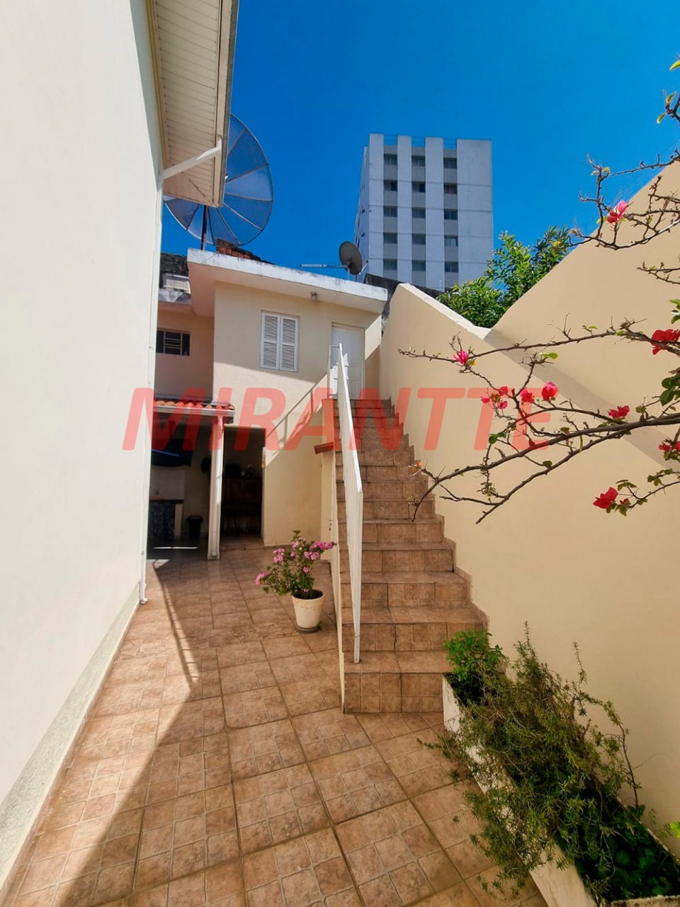 Cond. fechado de 127m² com 3 quartos em Água Fria