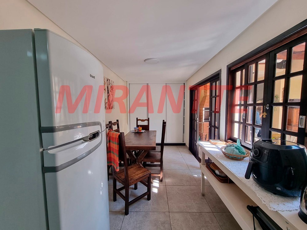 Cond. fechado de 127m² com 3 quartos em Água Fria