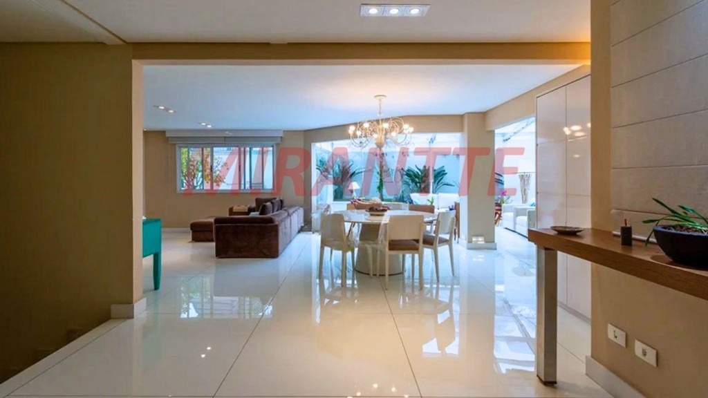 Cond. fechado de 359m² com 3 quartos em Horto Florestal