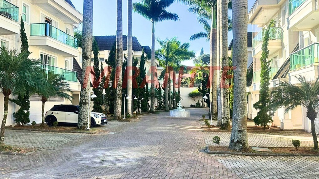 Cond. fechado de 359m² com 3 quartos em Horto Florestal