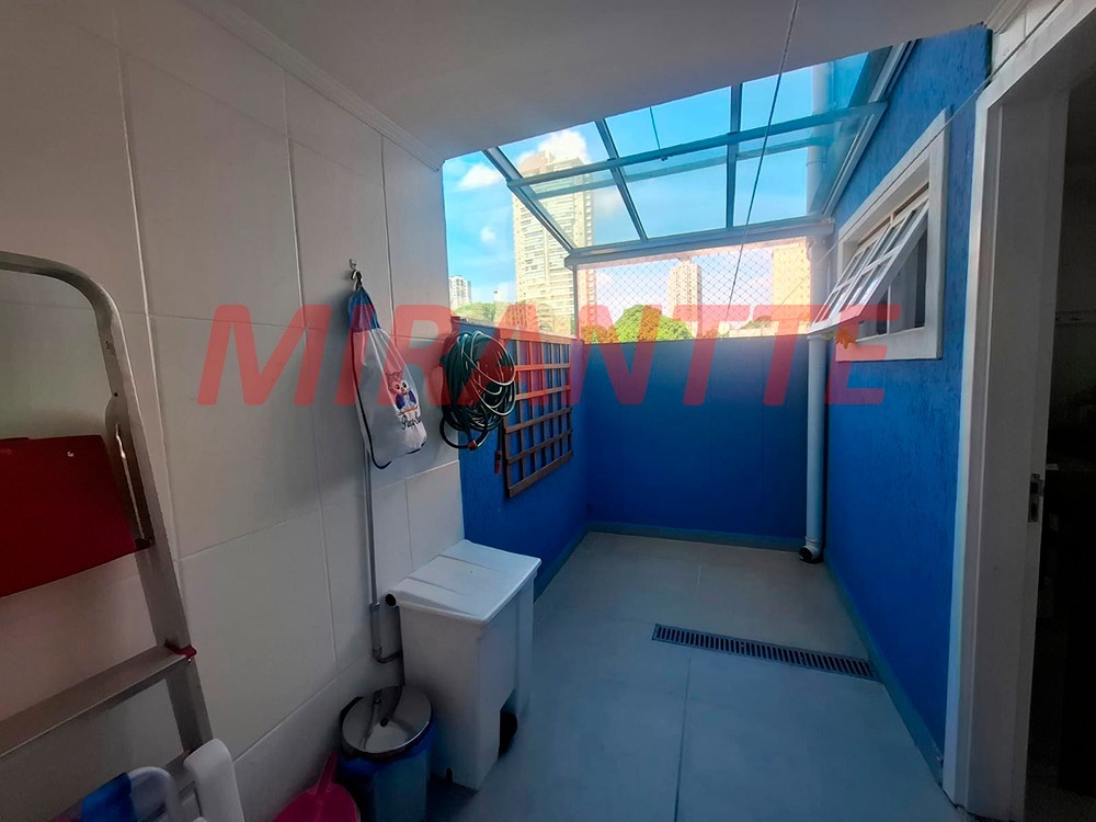 Cond. fechado de 185m² com 3 quartos em Água Fria