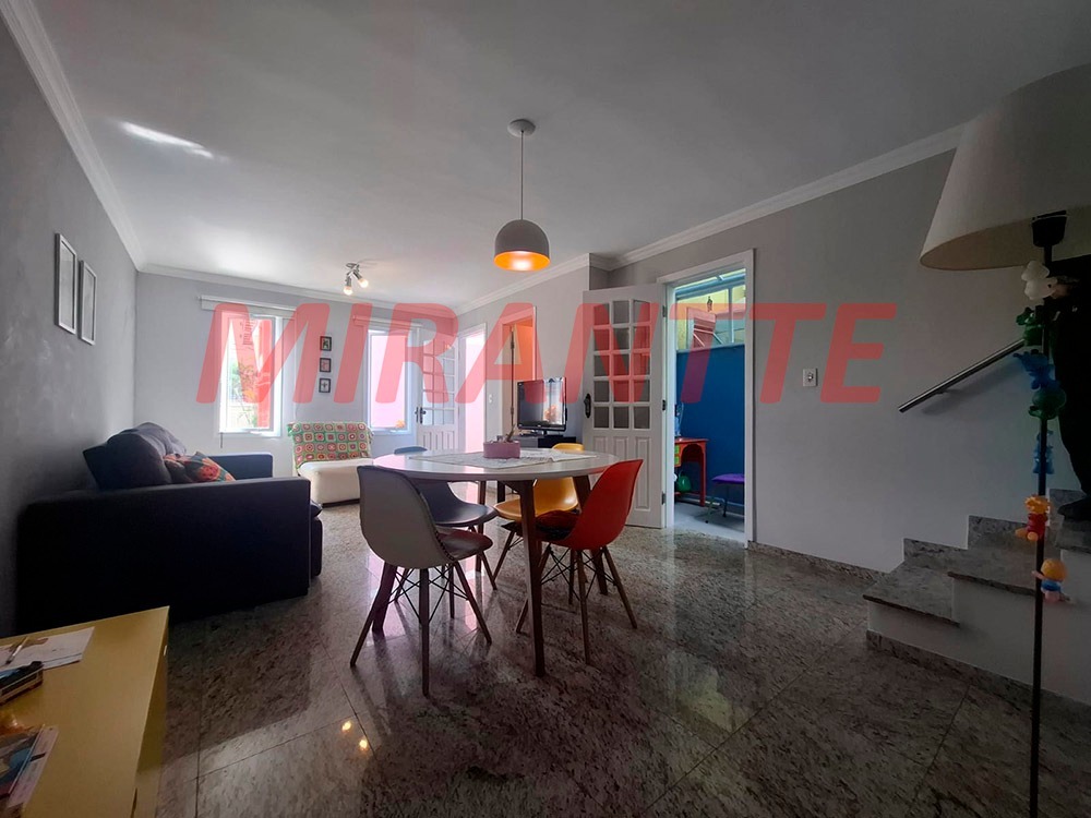 Cond. fechado de 185m² com 3 quartos em Água Fria