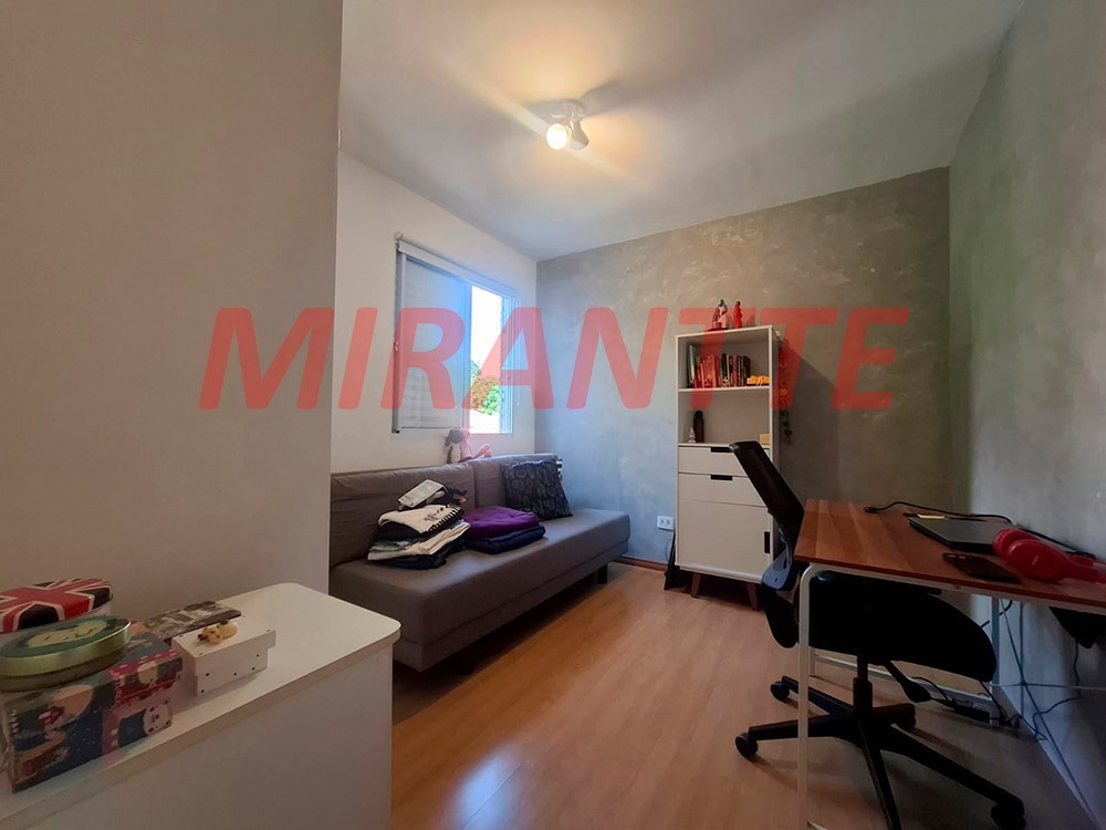 Cond. fechado de 185m² com 3 quartos em Água Fria