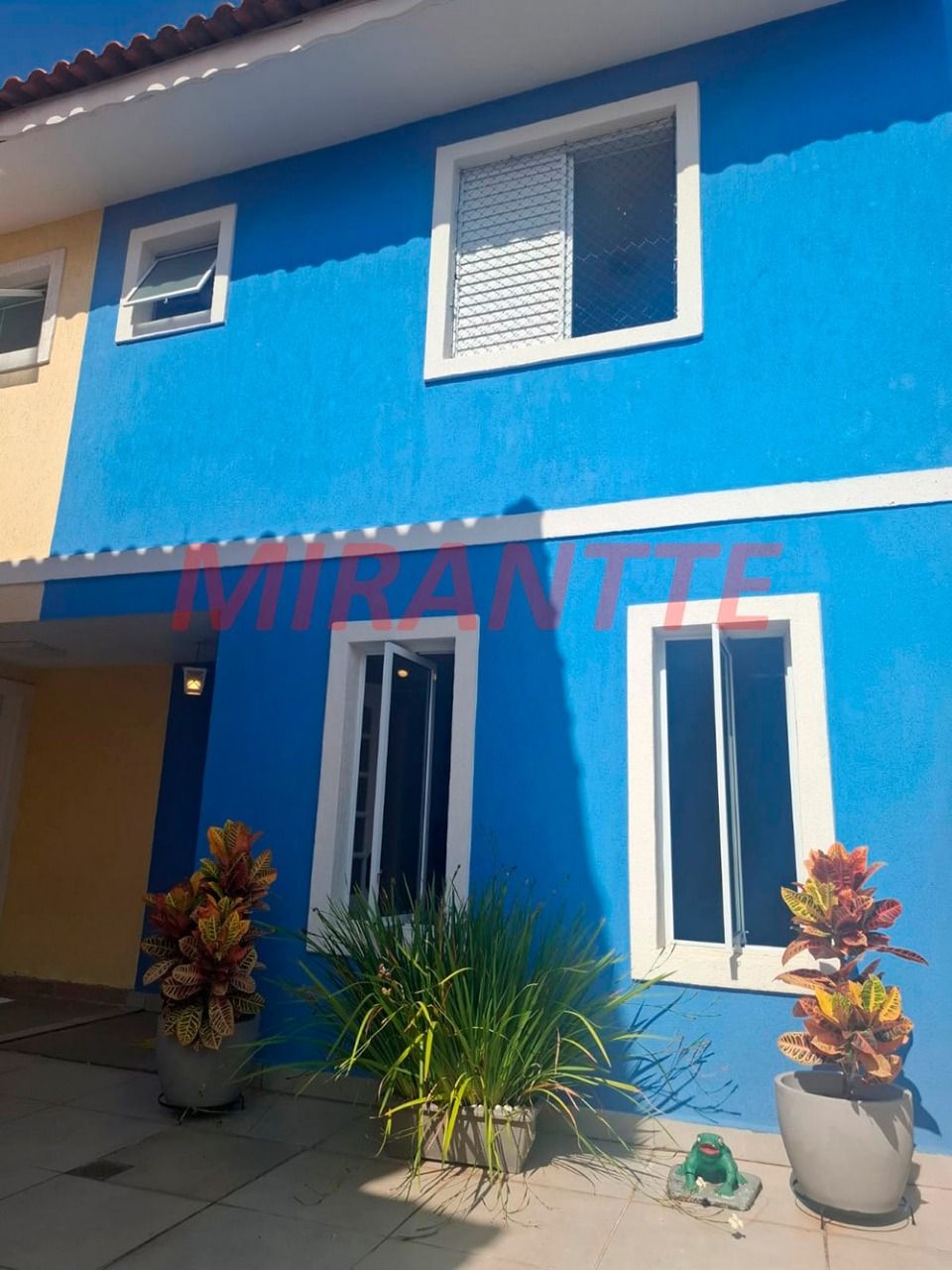 Cond. fechado de 185m² com 3 quartos em Água Fria
