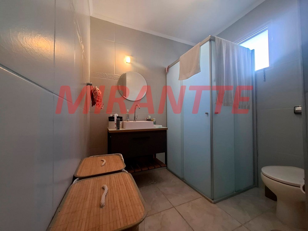 Cond. fechado de 185m² com 3 quartos em Água Fria