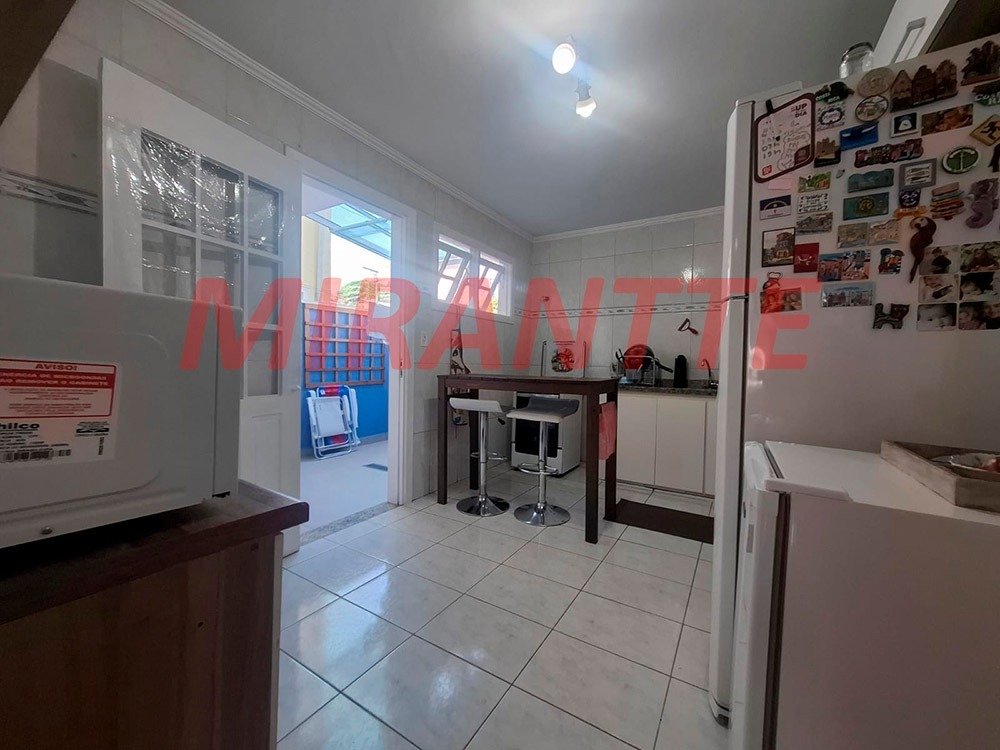 Cond. fechado de 185m² com 3 quartos em Água Fria